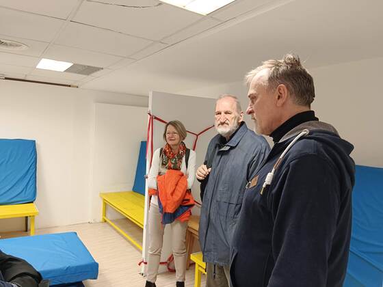 Im Ruheraum der Wärmestube: vlnr: Visitatorin Gruber-Aichberger, Visitator Viehböck, Leiter der Wärmestube Schwarzgruber / © Dekanat Linz Mitte/Unfried Im Ruheraum der Wärmestube: vlnr: Visitatorin Gruber-Aichberger, Visitator Viehböck, Leiter der Wärmestube Schwarzgruber