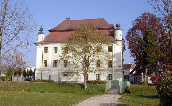 Schloss Traun (von Westen). (Link zum Foto: https://commons.wikimedia.org/wiki/File:Schloss_Traun.jpg?uselang=de)