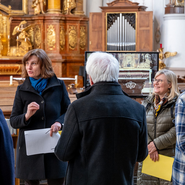 Martina Gelsinger, Kunstreferentin der Di?zese Linz und Angelika Stummer, Referentin f?r Citypastoral und Leiterin der Ursulinenkirche beim Presserundgang in der Ursulinenkirche.