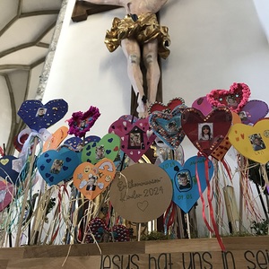 Jesus hat uns in sein Herz geschlossen