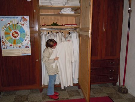 Jungmedizinerin als Ministrantin 