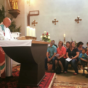 Nach getaner Arbeit, feierten wir unser mit Gottes Hilfe gelungenes Werk, im anschließenden gemeinsamen Kindergottesdienst. Ein HOCH und 'Vergelt´s Gott' dem edlen Spender, Herrn Rudolf Kienesberger, für den schönen Baum!!!