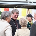 Bischof Scheuer auf dem Wochenmarkt in Schärding bei der Visitation im Dekanat Schärding.