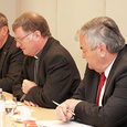 Pressekonferenz zum Tag der Arbeitslosen. V.l.: Karl Osterberger, Bischof Manfred Scheuer, Johann Kalliauer, Renate H. / Diözese Linz/Appenzeller Pressekonferenz zum Tag der Arbeitslosen. V.l.: Karl Osterberger, Bischof Manfred Scheuer, Johann Kalliauer, Renate H.