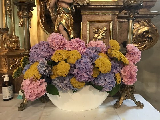 Wunderschöner Blumenschmuck erfreut Kirchenbesucher
