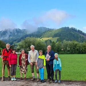 Eine kleine Gruppe startet von der Pfarrkirche und freut sich über den ersten Blick auf die Sebaldikirche. Mit dabei Franz und Hanni Pichler (ganz links), die in den letzten Wochen vom Sebaldusgrab in Nürnberg zu Fuß bis nach Gaflenz auf den Heiligen