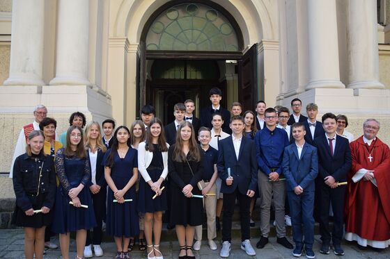 Gruppenfoto Firmlinge mit FirmpatInnen und Angehörige