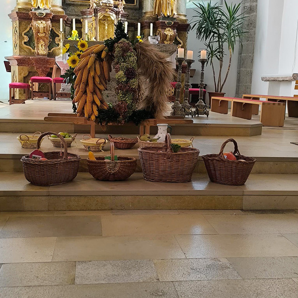 Die Erntegaben der Kindergartenkinder vor der Erntekrone vorm Altar
