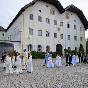 Feierlicher Einzug in die Kirche