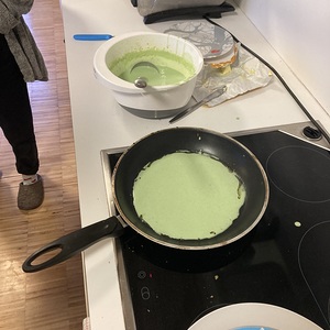 Beim Palatschinken backen