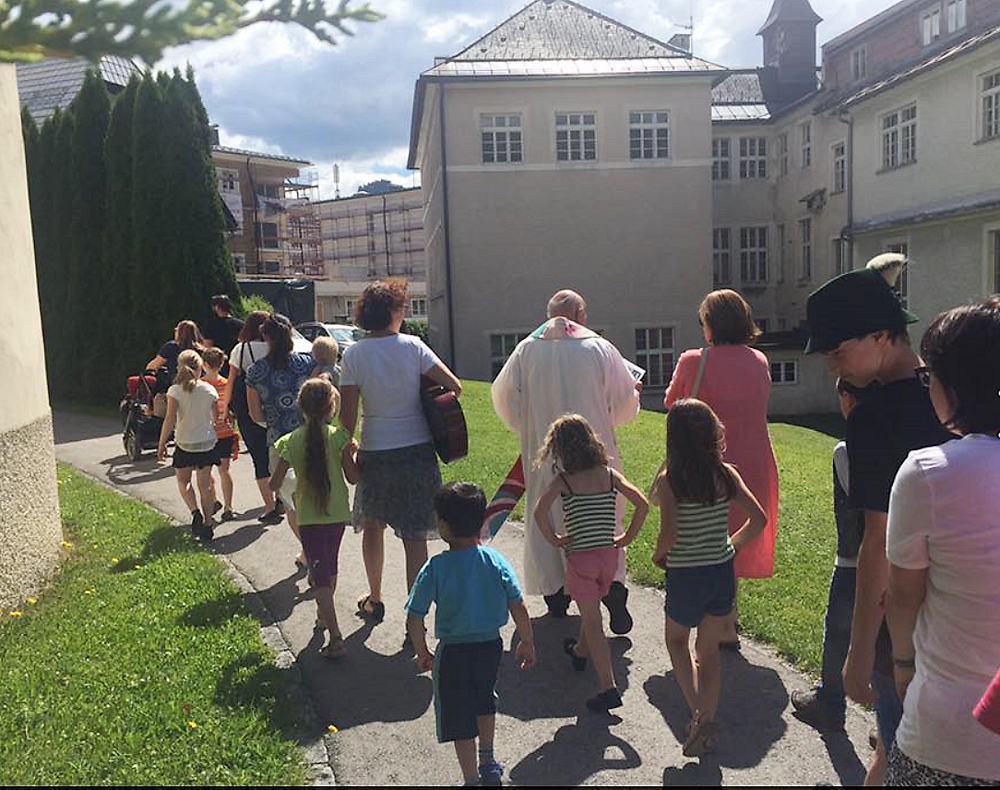 Am Sonntag, den 18. Juni war´s soweit: Die Kommunionkinder begeben sich gemeinsam auf den Weg, um IHREN Apfelbaum (Cox Orange) zu pflanzen.