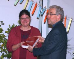 Dr. Johann Hintermaier, Bischofsvikar für Bildung, überreichte Anja Preinfalk aus Laakirchen als 850.000. Besucherin der Ausstellung „Expedition Bibel“ die neue Familienbibel.