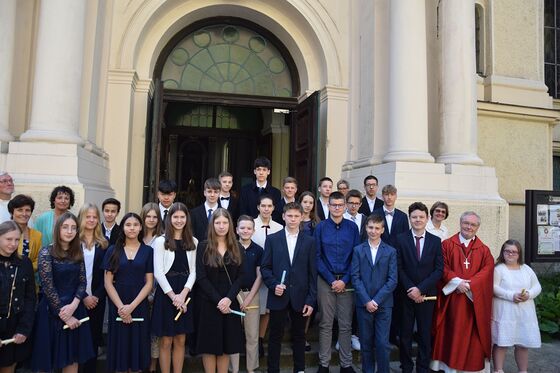 Gruppenfoto Firmlinge mit FirmpatInnen und Angehörige